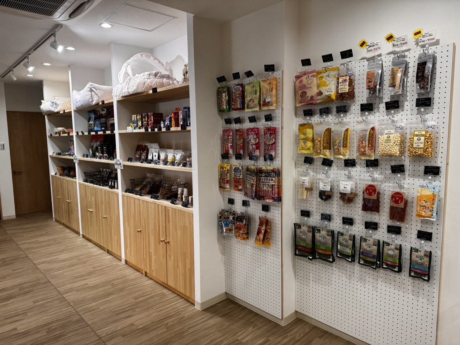 おやつやペット用品が並ぶ商品コーナー